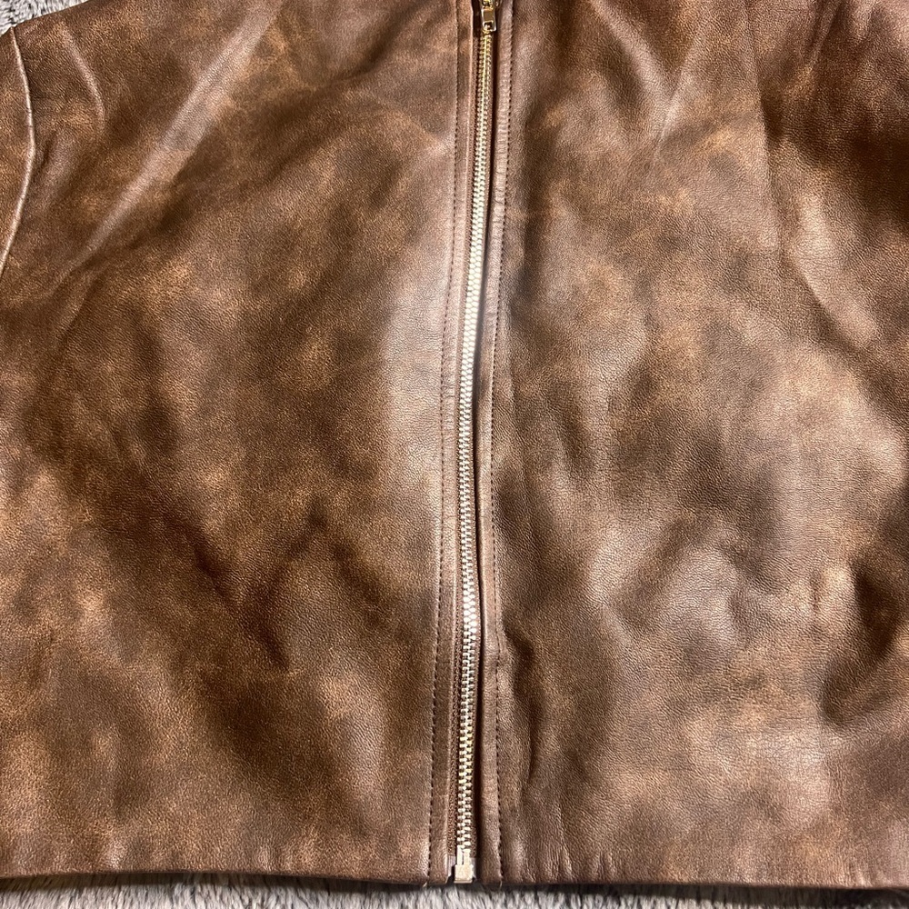 Like new fashion nova back zip faux leather crop top - Picture 2 of 6